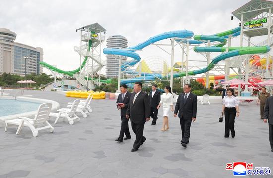 时隔一年半,金正恩妻子李雪主再露面