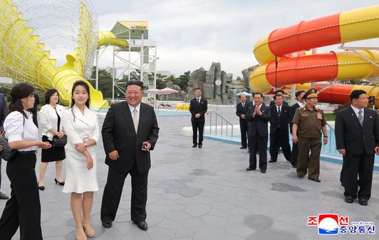 时隔一年半,金正恩妻子李雪主再露面