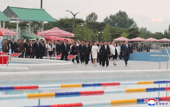 时隔一年半,金正恩妻子李雪主再露面