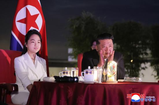 时隔一年半,金正恩妻子李雪主再露面
