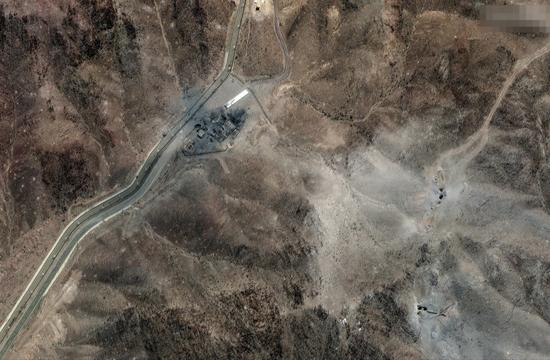 美国防部公布视频:展示巨型钻地弹如何“摧毁”伊朗核设施,撞击后扬起巨大尘土,称不会留下冲击坑