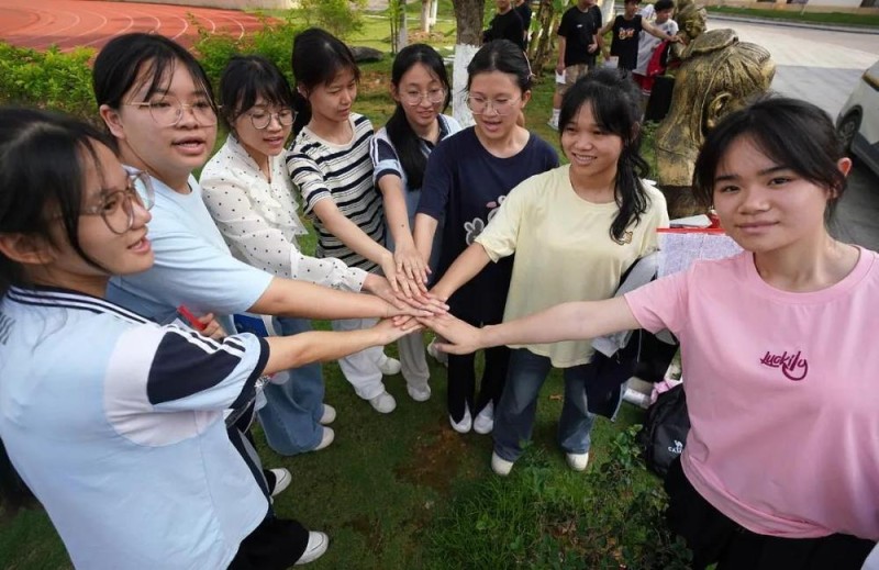 这些高考送考名场面 满满都是仪式感