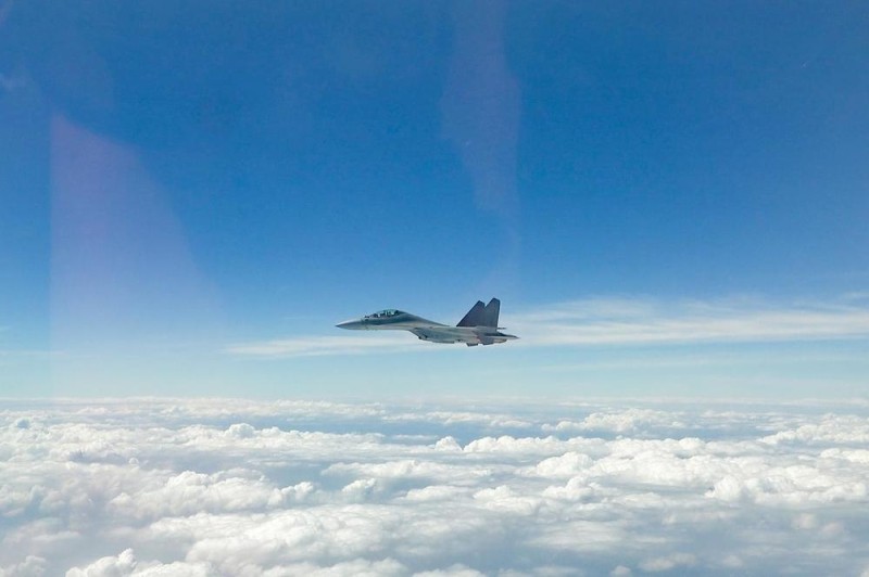 翱翔天际！看对空、对地、对海多课目异型机协同训练