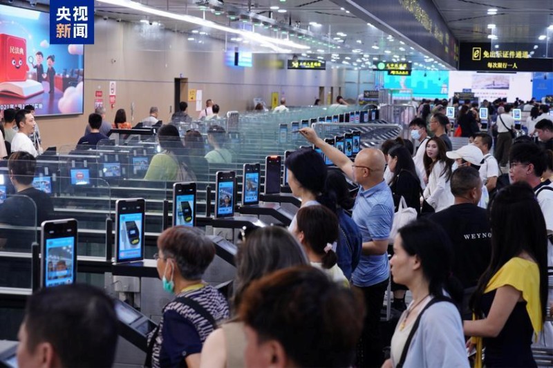 暑期通关加速 拱北边检站“刷脸”通道增至127条