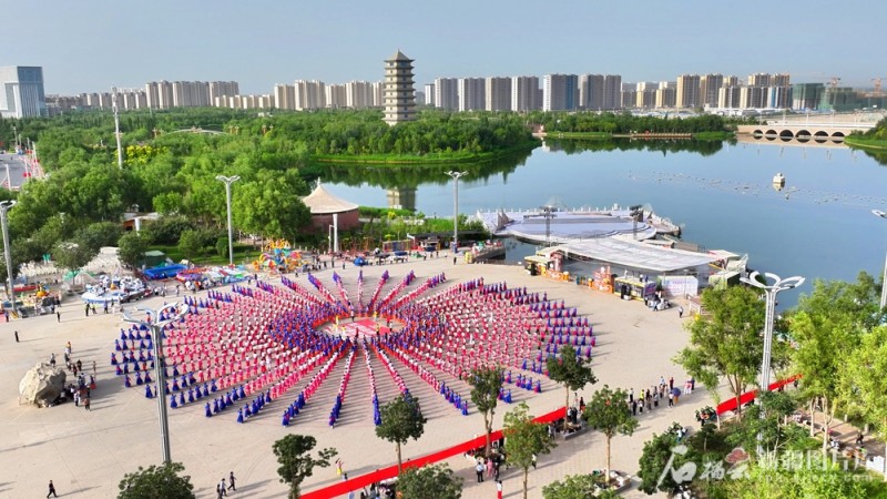互祝福 同分享 共欢乐――新疆各族干部群众共度古尔邦节