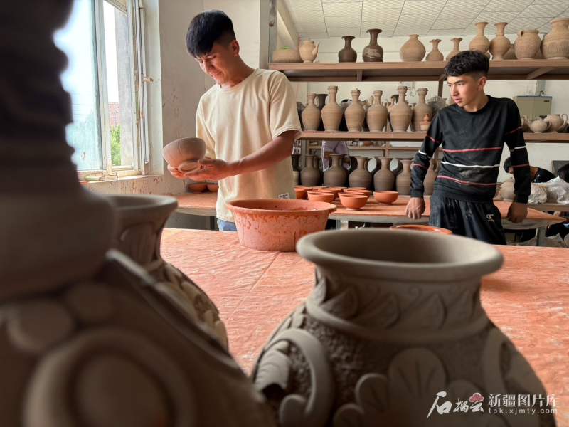 边关万里行・遇见丨阿克陶匠人给土陶打“艺术点滴”