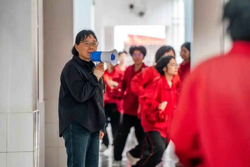 连续15年高考送考  张桂梅的小喇叭再次吹响高考冲锋号