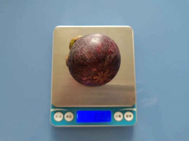 这种水果很贵 虽然好吃但营养价值一般 热量还很高……
