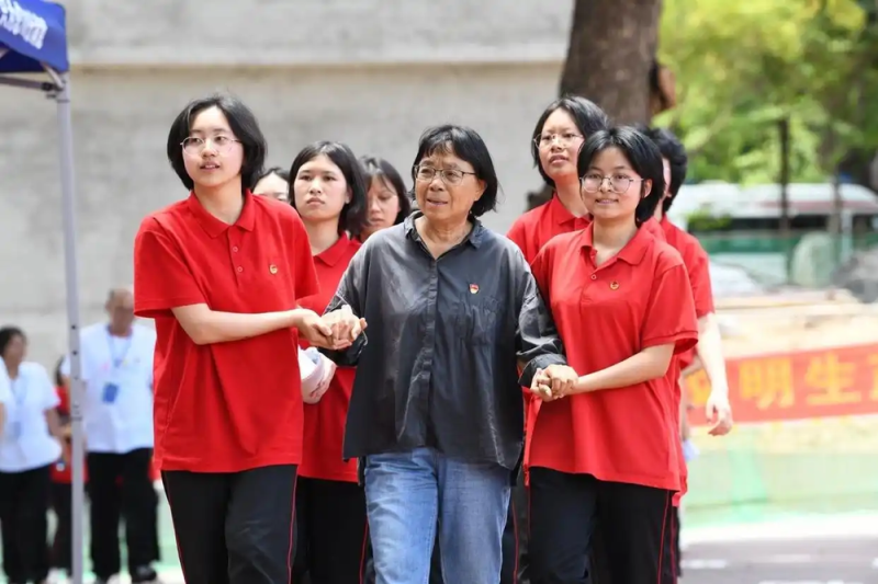 连续15年高考送考  张桂梅的小喇叭再次吹响高考冲锋号