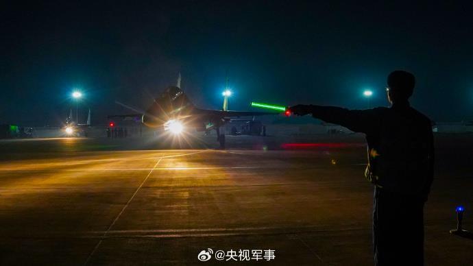 光影好绝！战鹰升空高飞暗夜出击
