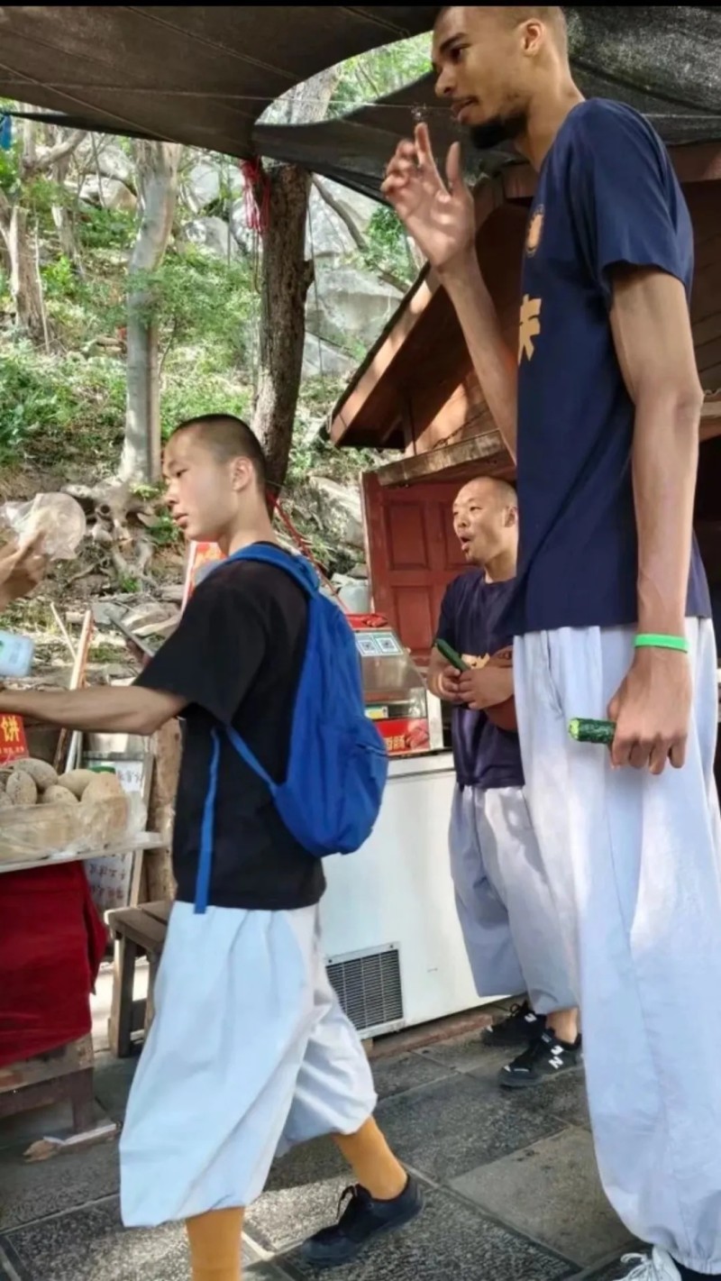 历史首人！NBA顶级球星拿到少林武术认证，晒图回顾10天修行
