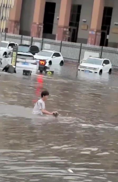 暴雨后男子在水中骑电动车 律师：有安全和法律风险