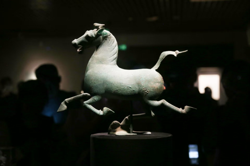 “青春华章重走西北角”采访团探秘甘肃省博物馆：千年珍宝诉说丝路辉煌