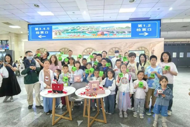 全国铁路1000余个站车，广泛开展“我的铁路风景：美好旅途  粽享端午”文化互动活动