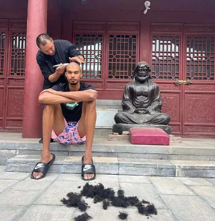历史首人！NBA顶级球星拿到少林武术认证，晒图回顾10天修行