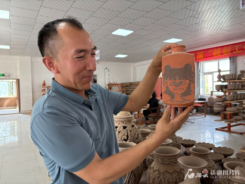 边关万里行・遇见丨阿克陶匠人给土陶打“艺术点滴”