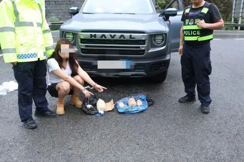 7点出发｜疑似鸦片，女子运毒4.2公斤！警方：刑拘！