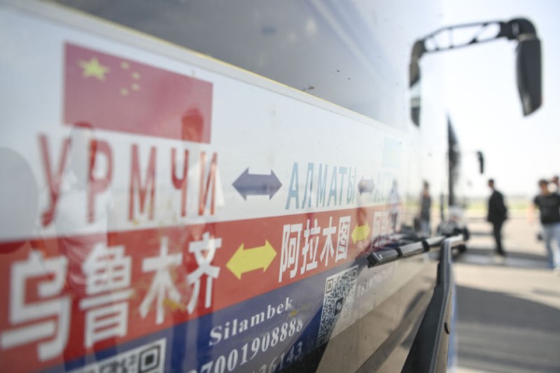 中哈边境行：霍尔果斯口岸“不打烊”