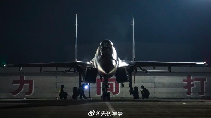 光影好绝！战鹰升空高飞暗夜出击