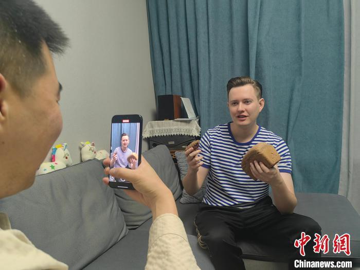 俄罗斯青年吉林创业成网红：解码中西文化 寻找“会心一笑”