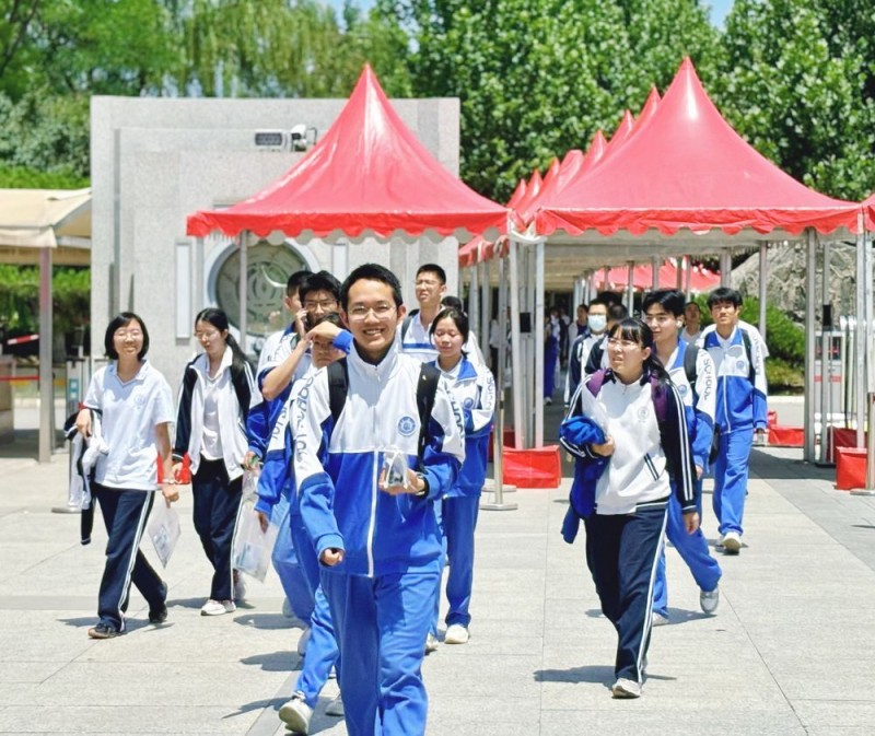 新华全媒+丨青春赴考场 执笔向未来――2025年高考首日见闻
