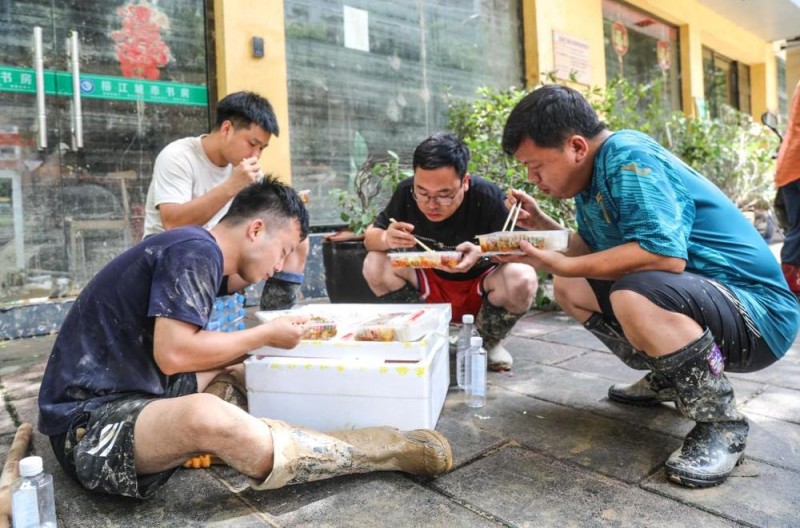 温度丨集合，带上菜刀？村民道出实情：为抗洪救灾人员做饭