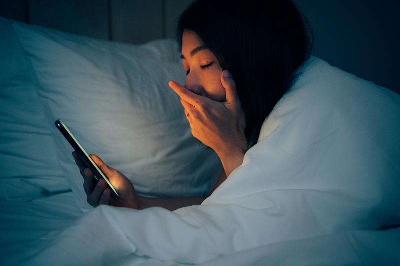 开“护眼模式”就能放心玩？这种习惯可能正毁掉你的眼睛