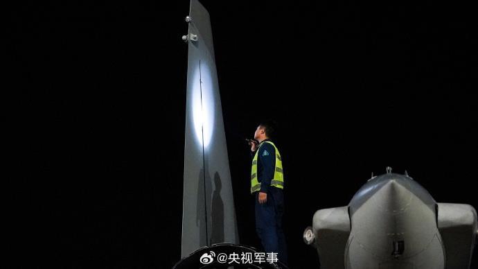 光影好绝！战鹰升空高飞暗夜出击
