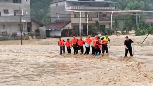 微视频｜多地遭遇持续强降雨 救援现场一线直击