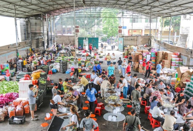 温度丨集合，带上菜刀？村民道出实情：为抗洪救灾人员做饭