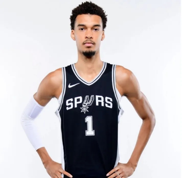 历史首人！NBA顶级球星拿到少林武术认证，晒图回顾10天修行