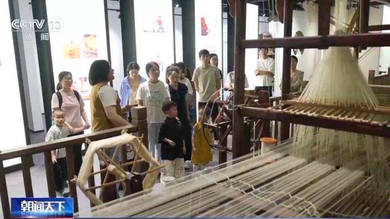非遗技艺变身“潮品制造机” 让千年文化传承触手可及