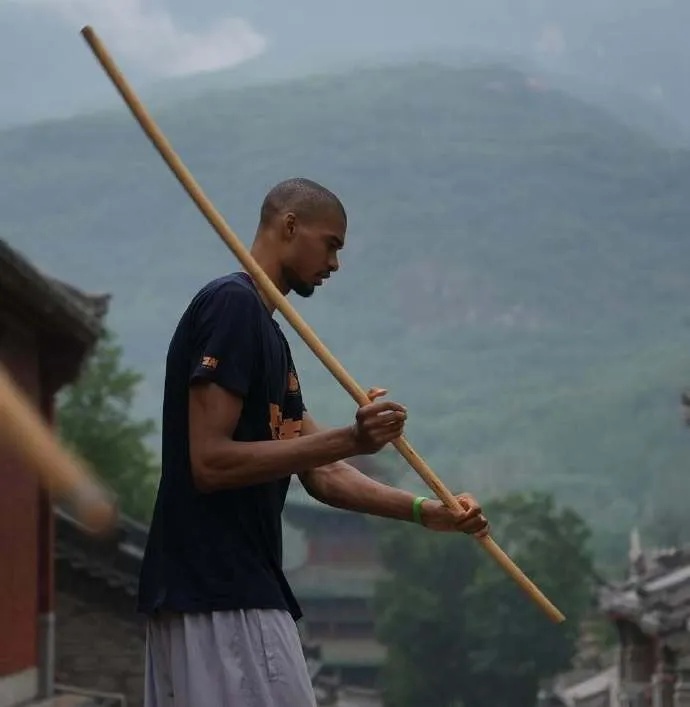 历史首人！NBA顶级球星拿到少林武术认证，晒图回顾10天修行