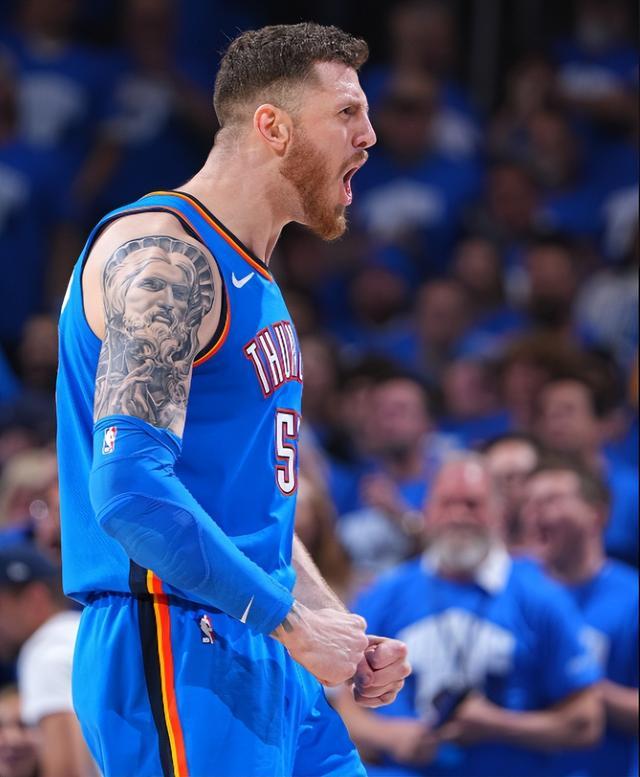 当年和周琦争替补，如今NBA夺冠，拿8700万肥约，还有超模女友