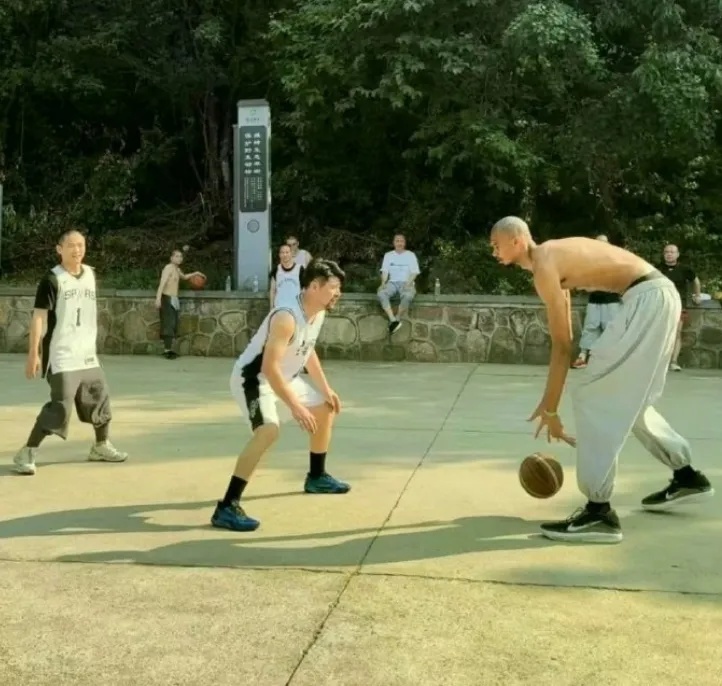 历史首人！NBA顶级球星拿到少林武术认证，晒图回顾10天修行