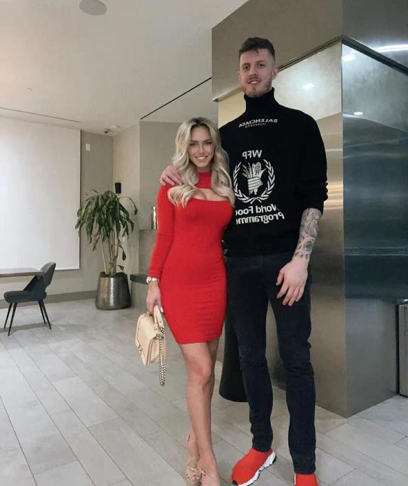 当年和周琦争替补，如今NBA夺冠，拿8700万肥约，还有超模女友