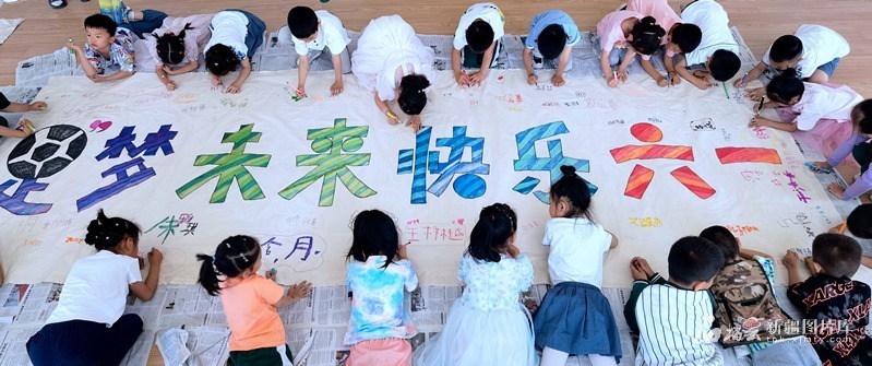 何以中国丨背带裤、卷毛狗……吐鲁番出土的这幅童趣图看点十足