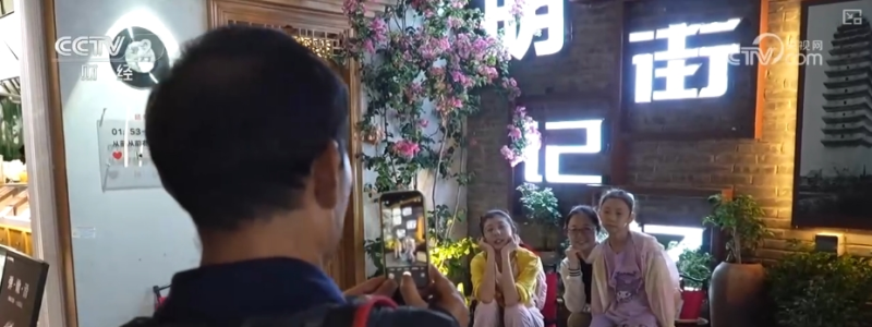老街商圈展新颜！“老街区+非遗文创新业态”激活消费“青春活力”