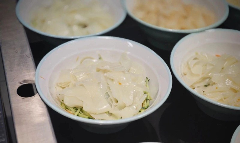 一盘凉拌菜让她全身“换血”保命！这三类食物是中毒的“重灾区”