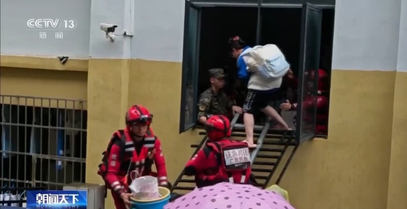 强降雨致广西天峨内涝有人员被困 武警官兵紧急救援
