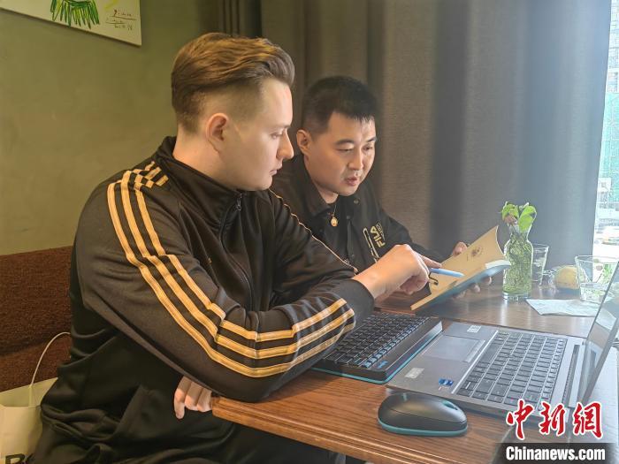 俄罗斯青年吉林创业成网红：解码中西文化 寻找“会心一笑”