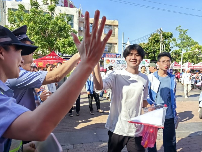 新华全媒+丨青春赴考场 执笔向未来――2025年高考首日见闻