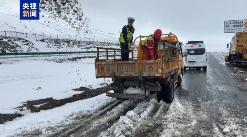 青海玉树降雪导致220余名司乘人员被困  交警及时救援