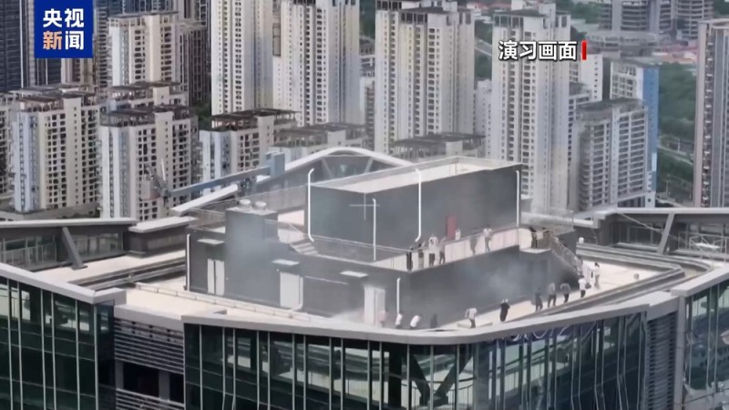 国产新装备显威 鲲龙投水+机器人攻楼挑战极端火情