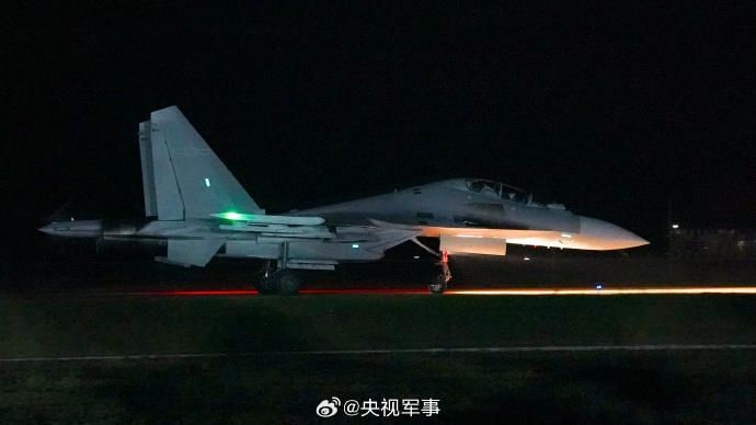 光影好绝！战鹰升空高飞暗夜出击