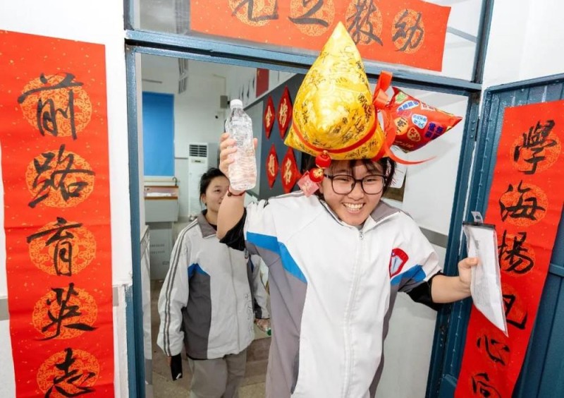 这些高考送考名场面 满满都是仪式感