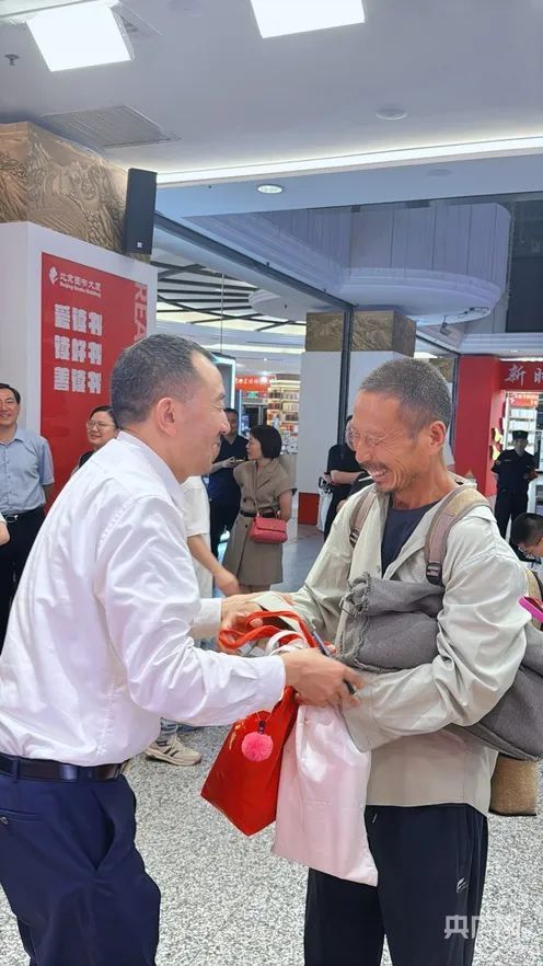 看丹观察丨热爱读书的工地大哥，为何能感动全网？