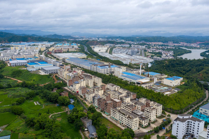 中国经济样本观察・县域样本篇｜江西山区小县如何用一根“细丝”拉出百亿级产业？