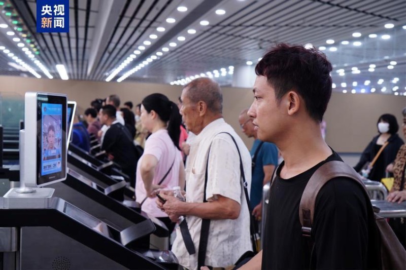 暑期通关加速 拱北边检站“刷脸”通道增至127条