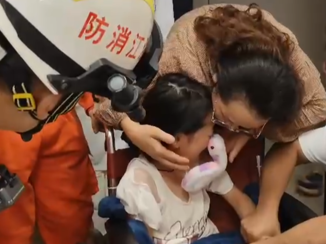 啪啪圈中的铁丝突然扎进女童右眼 家长快避雷这些玩具